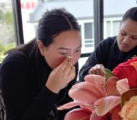 Rangatahi applying makeup at a self care event by canteen and cancer chicks